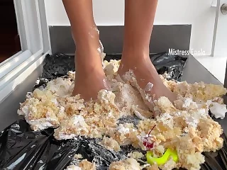 CRUSHING CAKE FOOT FETISH ENOLA 4K